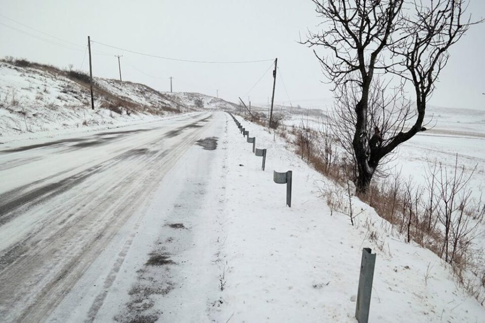 Sute de metri de parapet metalic de protecție montat pe drumul județean DJ 209D au dispărut în urmă cu mai multe luni Sute de metri de parapet metalic de protecție montat pe drumul județean DJ 209D au dispărut în urmă cu mai multe luni