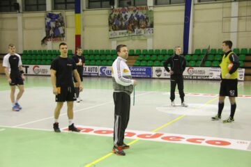 Handbaliștii Universității Suceava au reluat antrenamentele după trei săptămâni de pauză, cu un fotbal de sală