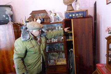 Dulapul în care erau teancurile de lei, euro și dolari