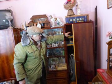 Dulapul în care erau teancurile de lei, euro și dolari