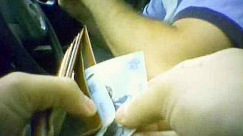 Șpăgile variau între 50 și 200 de lei, bani în schimbul cărora șoferii prinși cu nereguli în trafic scăpau de rigorile legii. Foto:curentul.ro Șpăgile variau între 50 și 200 de lei, bani în schimbul cărora șoferii prinși cu nereguli în trafic scăpau de rigorile legii. Foto:curentul.ro