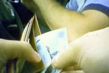 Șpăgile variau între 50 și 200 de lei, bani în schimbul cărora șoferii prinși cu nereguli în trafic scăpau de rigorile legii. Foto:curentul.ro