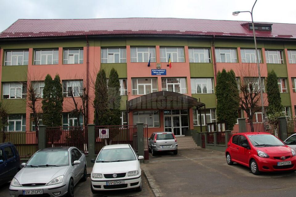 Părinți nemulțumiți că elevii așteaptă în frig începerea cursurilor, la o școală din Burdujeni