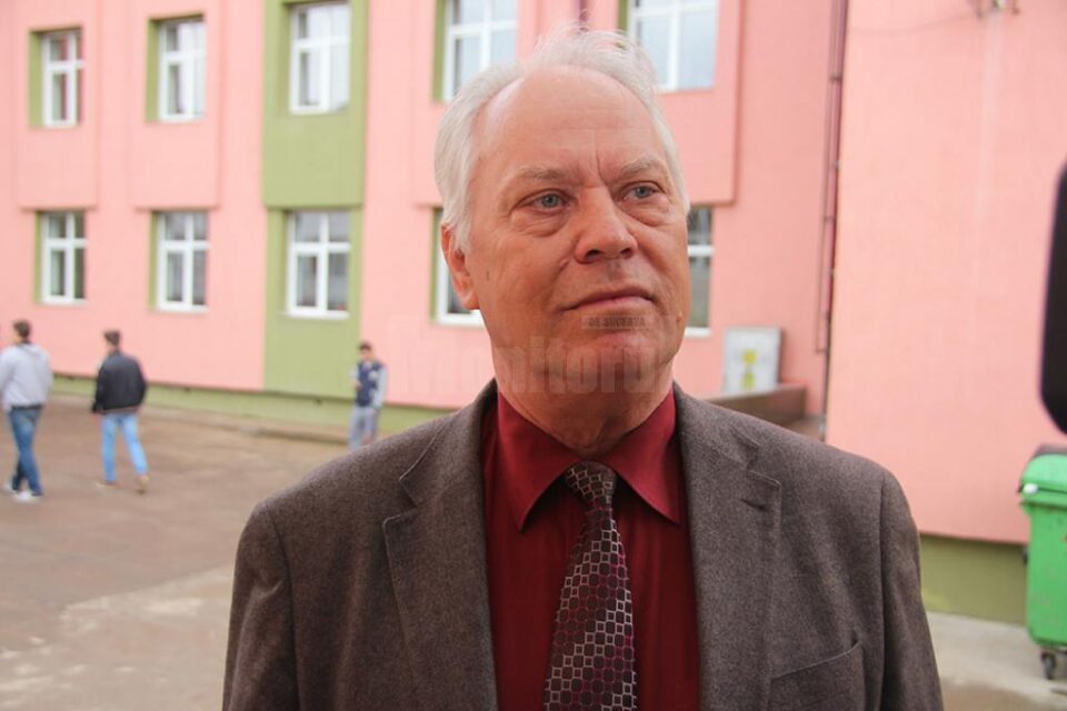 Constantin Sîrghi, directorul Școlii „Miron Costin”: „Nu avem sală de așteptare, nu încap toți pe holuri, ar fi un haos”