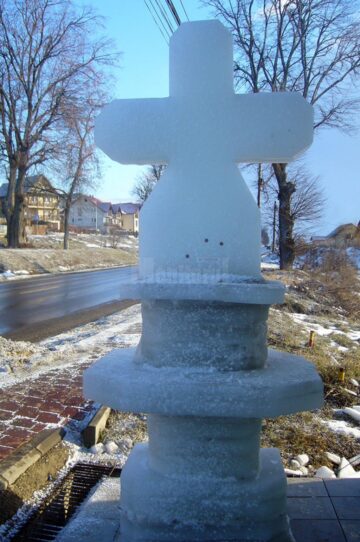 Crucea de gheață de la marginea DN 29, ridicată în fața bisericii „Sf. Vasile cel Mare”