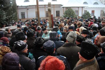 Credincioșii au format cozi împrejurul recipientelor cu apă