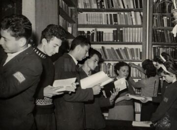 Elevi studiind în biblioteca școlii
