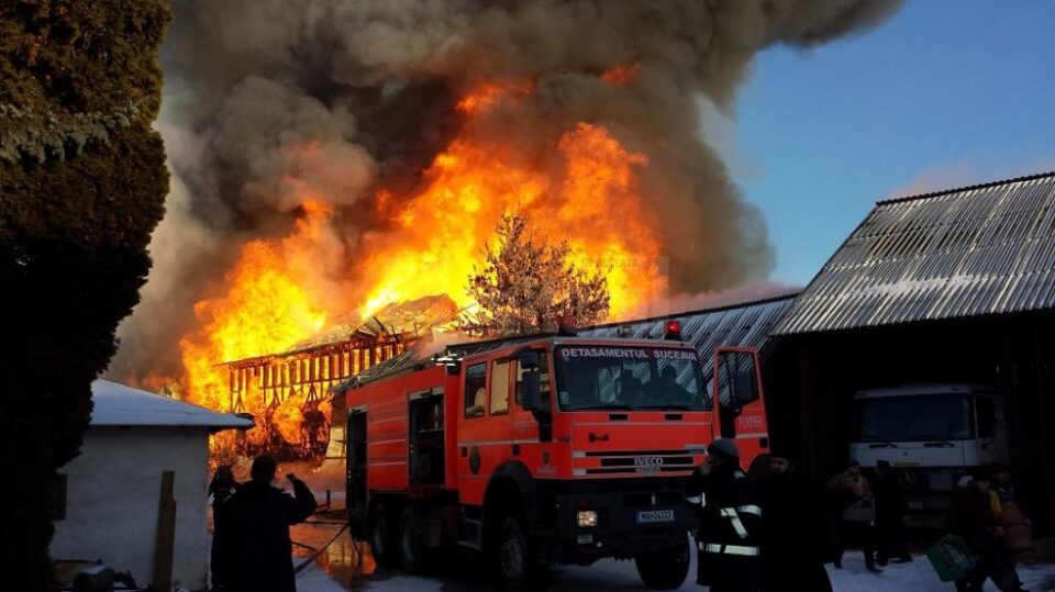 Incendiu violent la Arhiepiscopia Sucevei și Rădăuților