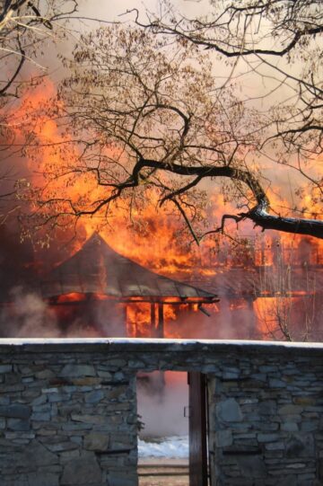 Incendiu violent la Arhiepiscopia Sucevei și Rădăuților