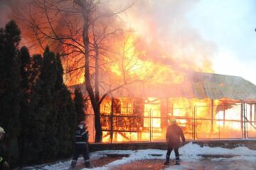 Incendiu violent la Arhiepiscopia Sucevei și Rădăuților