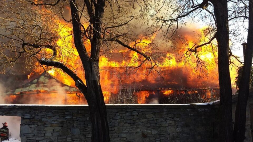 Incendiu violent la Arhiepiscopia Sucevei și Rădăuților