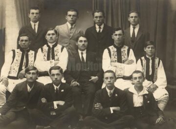 Elevi din clasa a VI-a din anul 1922