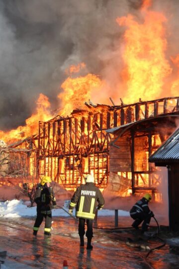 Incendiu violent la Arhiepiscopia Sucevei și Rădăuților