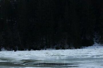 Gheața de pe râul Bistrița, la Crucea