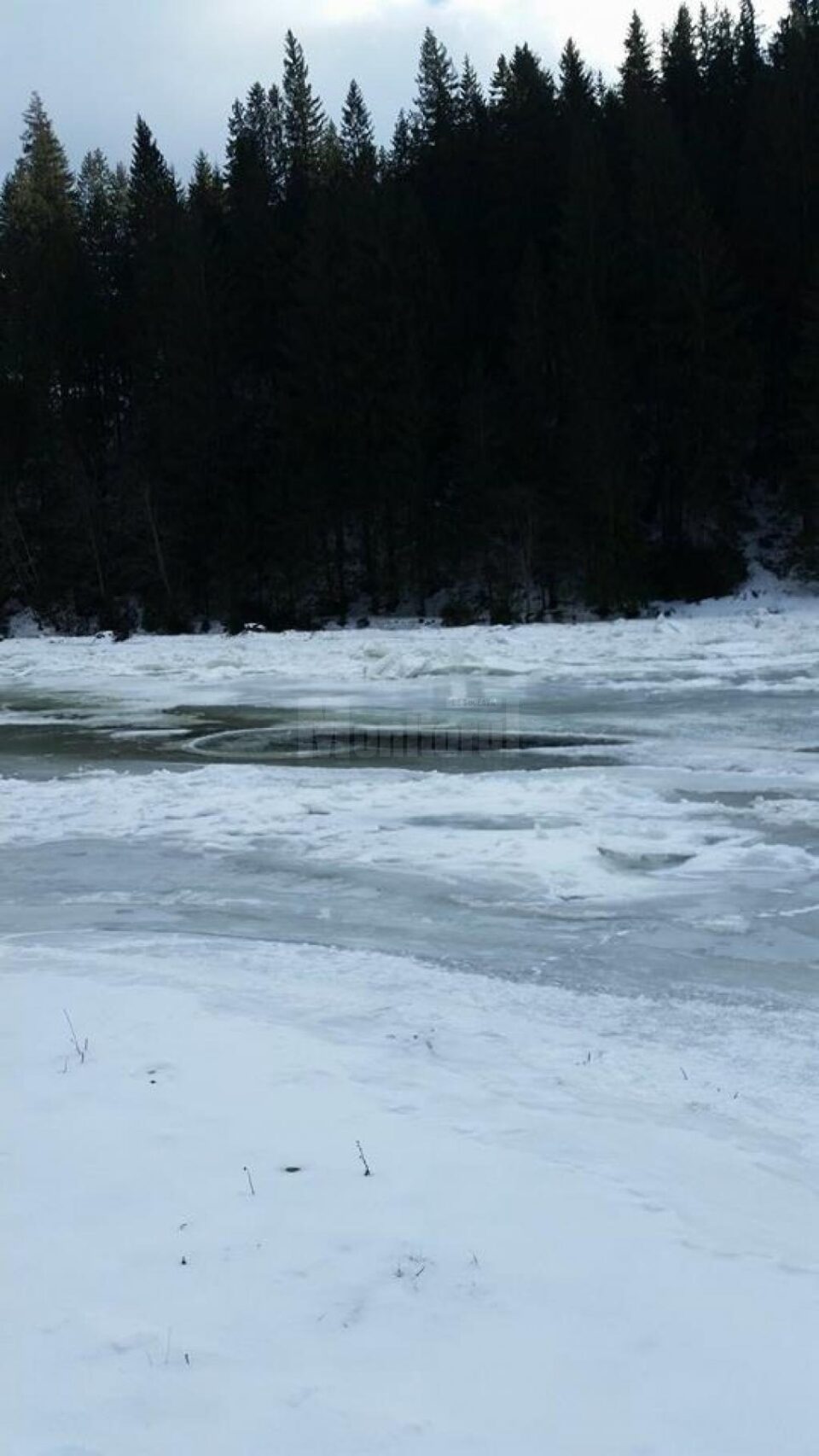 Gheața de pe râul Bistrița, la Crucea Gheața de pe râul Bistrița, la Crucea