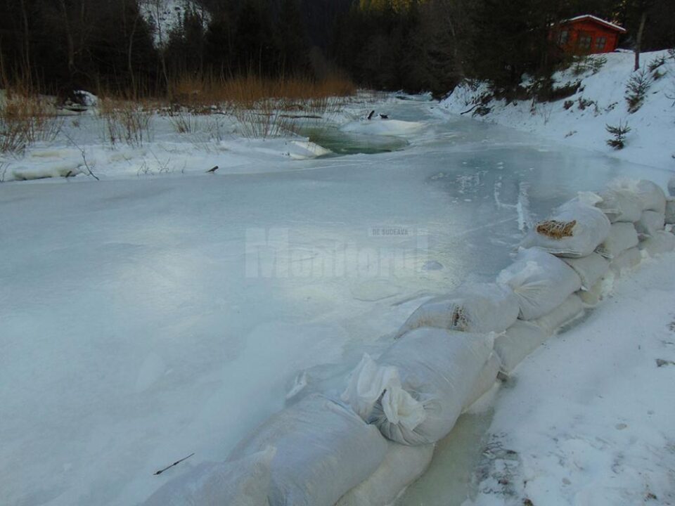 Digul realizat de pompieri pentru îndepărtarea pericolului Digul realizat de pompieri pentru îndepărtarea pericolului