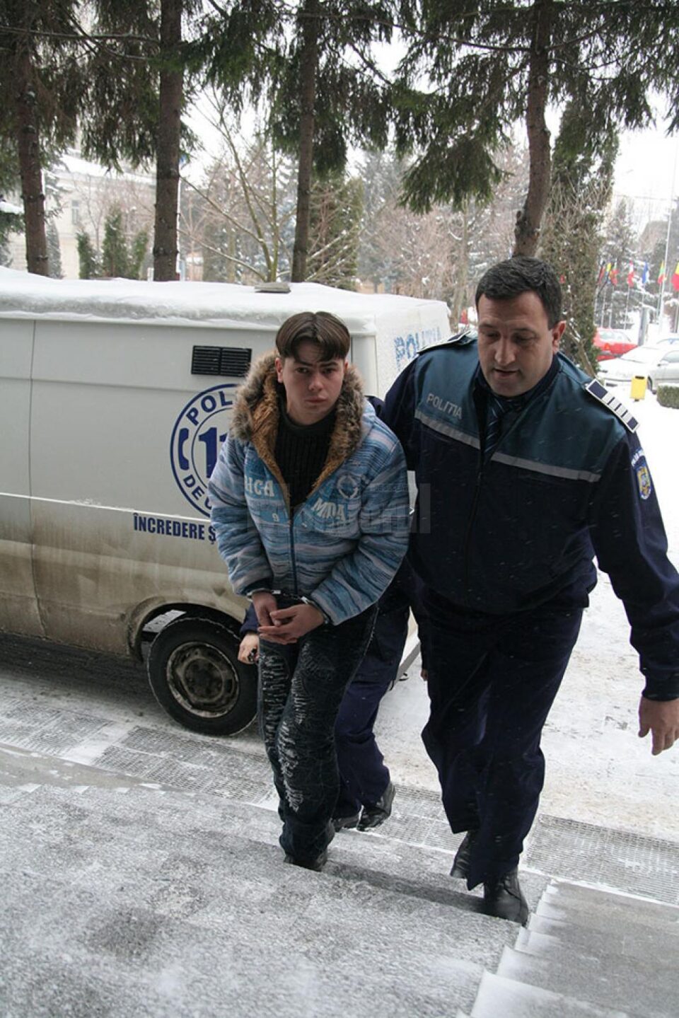 Ilie Daniel Eminovici, în 2009, când a fost arestat preventiv pentru tâlhărie, viol și violare de domiciliu Ilie Daniel Eminovici, în 2009, când a fost arestat preventiv pentru tâlhărie, viol și violare de domiciliu