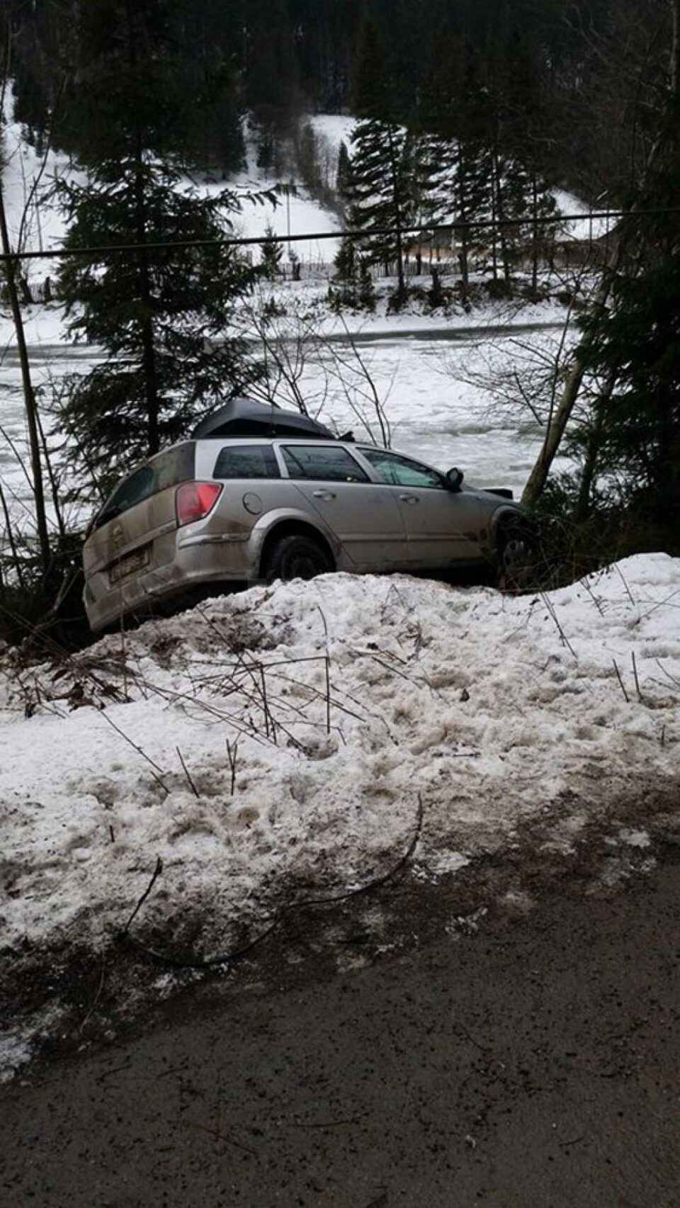 Mașina a lovit un copac și s-a oprit înainte de a cădea în apele Bistriței