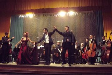 Dirijorul Tiberiu Oprea, soprana Mediana Vlad, tenorul Vlad Miriță și prezentatorul Bogdan Vlădău, alături de Filarmonica Botoșani (de la stânga la dreapta)