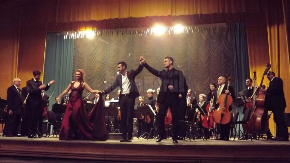 Dirijorul Tiberiu Oprea, soprana Mediana Vlad, tenorul Vlad Miriță și prezentatorul Bogdan Vlădău, alături de Filarmonica Botoșani (de la stânga la dreapta)