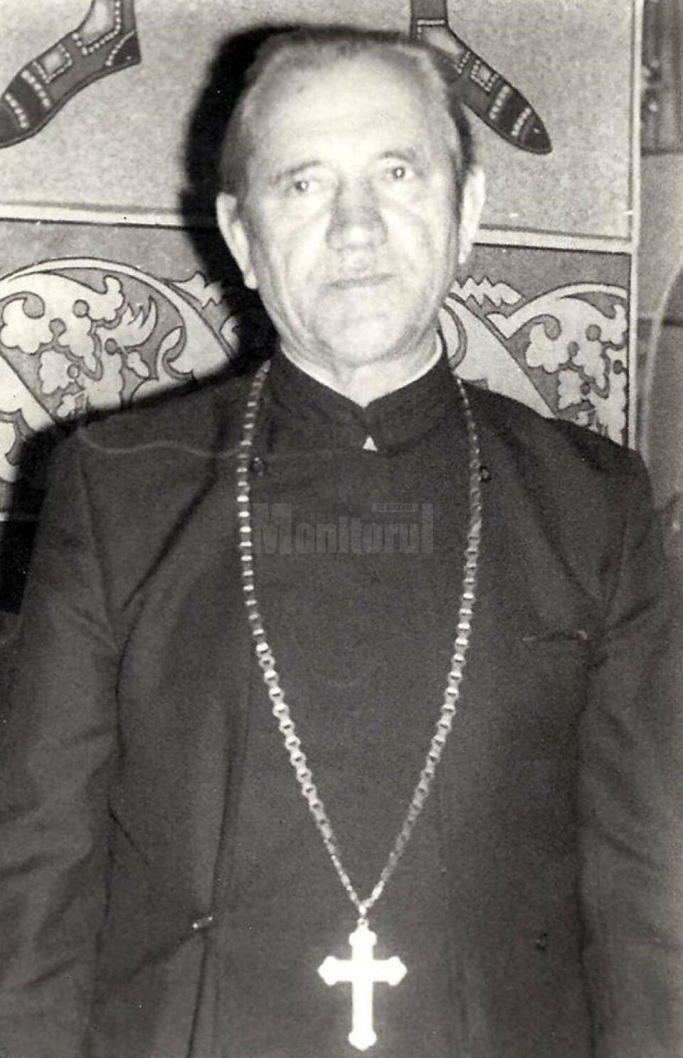 Preotul Laurențiu Milici, în 1972, la primirea rangului de Stavrofor dat de Mitropolitul Iustin al Moldovei și Sucevei