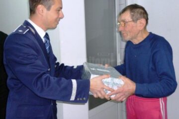 Polițiștii au oferit persoanelor fără adăpost din Centru cutii cadou, conținând kit-uri de igienă, mănuși, ciorapi și alte obiecte