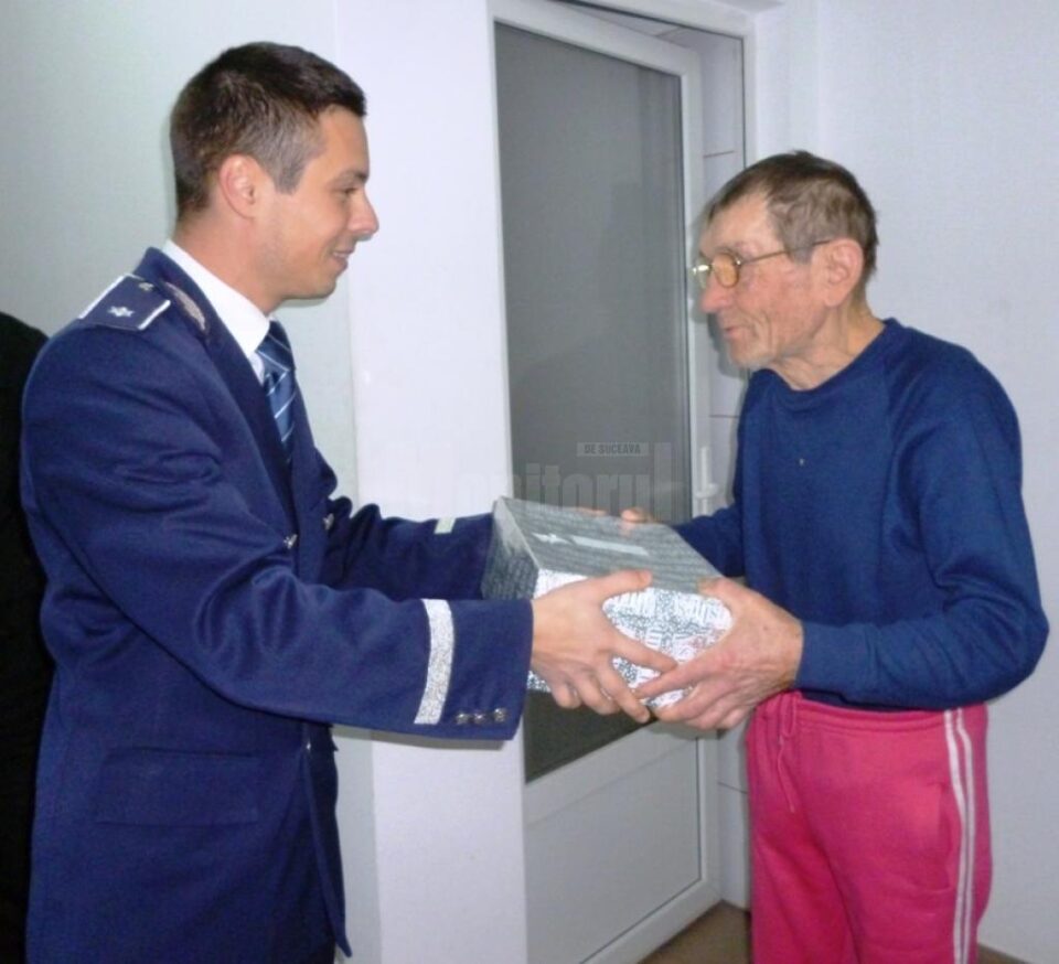 Polițiștii au oferit persoanelor fără adăpost din Centru cutii cadou, conținând kit-uri de igienă, mănuși, ciorapi și alte obiecte Polițiștii au oferit persoanelor fără adăpost din Centru cutii cadou, conținând kit-uri de igienă, mănuși, ciorapi și alte obiecte