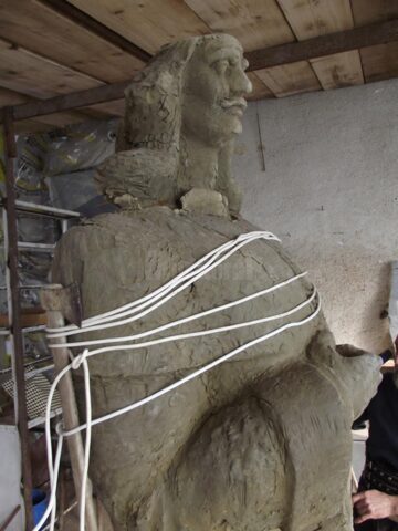 Monumentul lui Ștefan cel Mare pe care-l realizează sculptorul Mircea Dăneasă repetă peripețiile hibernale ale „Bucovinei Înaripate”