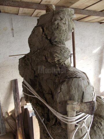 Monumentul lui Ștefan cel Mare pe care-l realizează sculptorul Mircea Dăneasă repetă peripețiile hibernale ale „Bucovinei Înaripate”