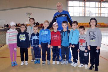 Profesorul Marcel Dascălu, alături de cei 10 tineri sportivi din Fălticeni