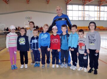 Profesorul Marcel Dascălu, alături de cei 10 tineri sportivi din Fălticeni