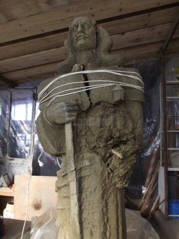 Monumentul lui Ștefan cel Mare pe care-l realizează sculptorul Mircea Dăneasă repetă peripețiile hibernale ale „Bucovinei Înaripate”