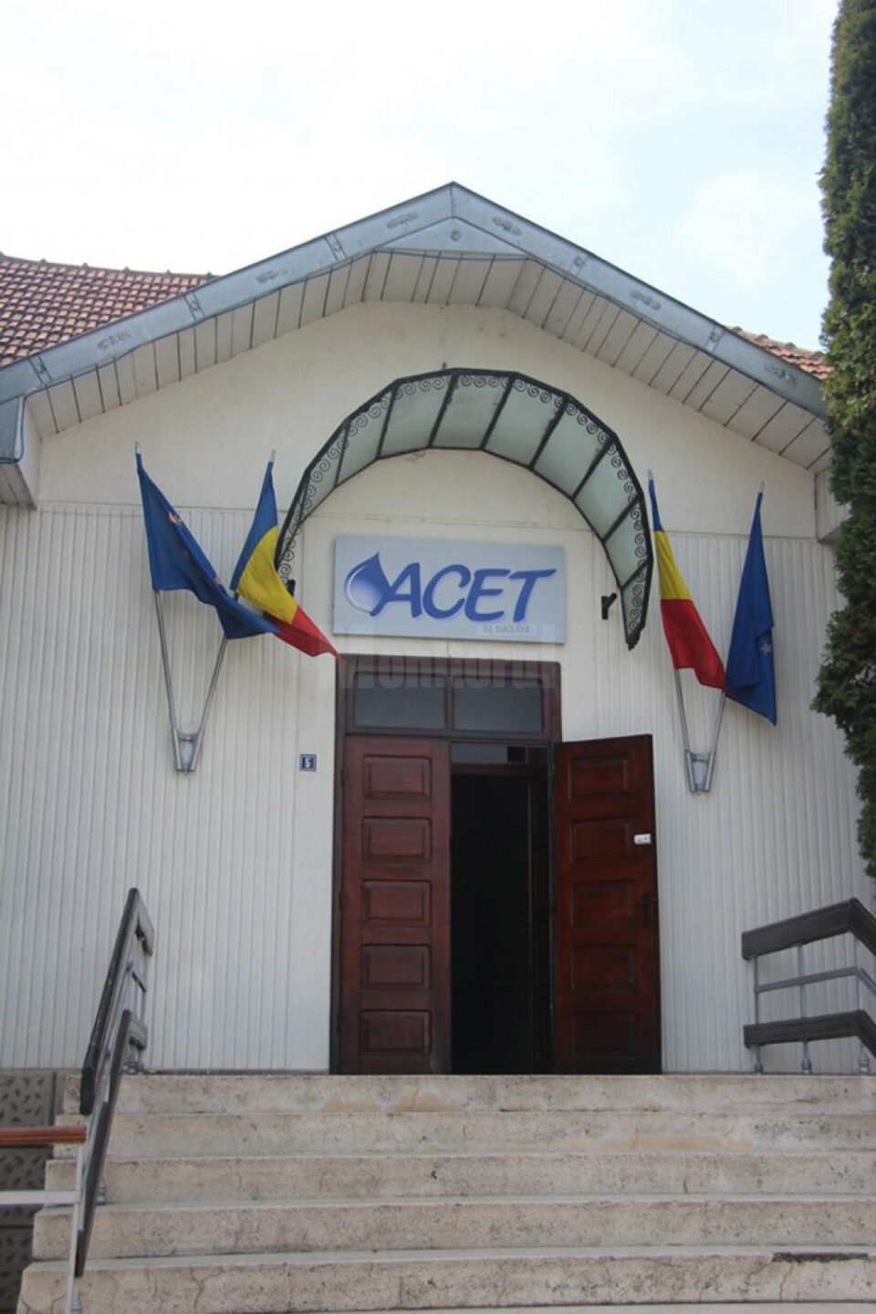 Din cauza sistemului de măsurare a consumului și a contractelor de furnizare pe asociații de proprietari, abonații ACET achită lună de lună un volum de apă mai mare decât cel folosit Din cauza sistemului de măsurare a consumului și a contractelor de furnizare pe asociații de proprietari, abonații ACET achită lună de lună un volum de apă mai mare decât cel folosit