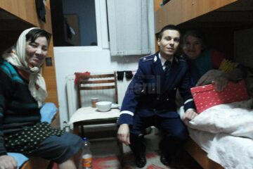 Oamenii au primit, printre altele, kit-uri de igienă, mânuși și ciorapi pentru sezonul rece