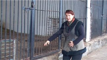 Gaura prin care a băgat copilul bățul la leoaică