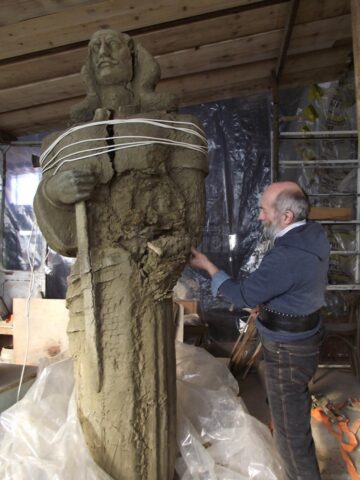 Monumentul lui Ștefan cel Mare pe care-l realizează sculptorul Mircea Dăneasă repetă peripețiile hibernale ale „Bucovinei Înaripate”