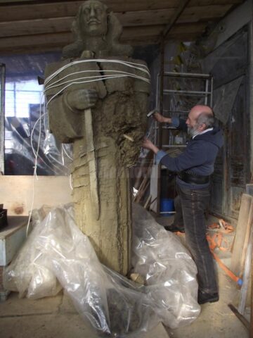 Monumentul lui Ștefan cel Mare pe care-l realizează sculptorul Mircea Dăneasă repetă peripețiile hibernale ale „Bucovinei Înaripate”
