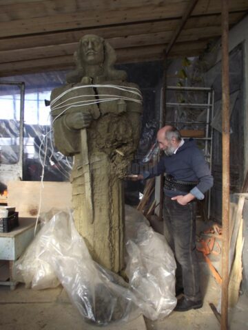 Monumentul lui Ștefan cel Mare pe care-l realizează sculptorul Mircea Dăneasă repetă peripețiile hibernale ale „Bucovinei Înaripate”