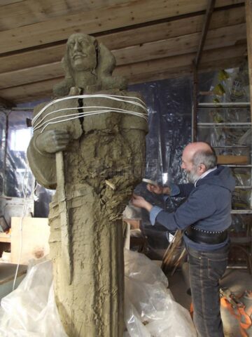 Monumentul lui Ștefan cel Mare pe care-l realizează sculptorul Mircea Dăneasă repetă peripețiile hibernale ale „Bucovinei Înaripate”