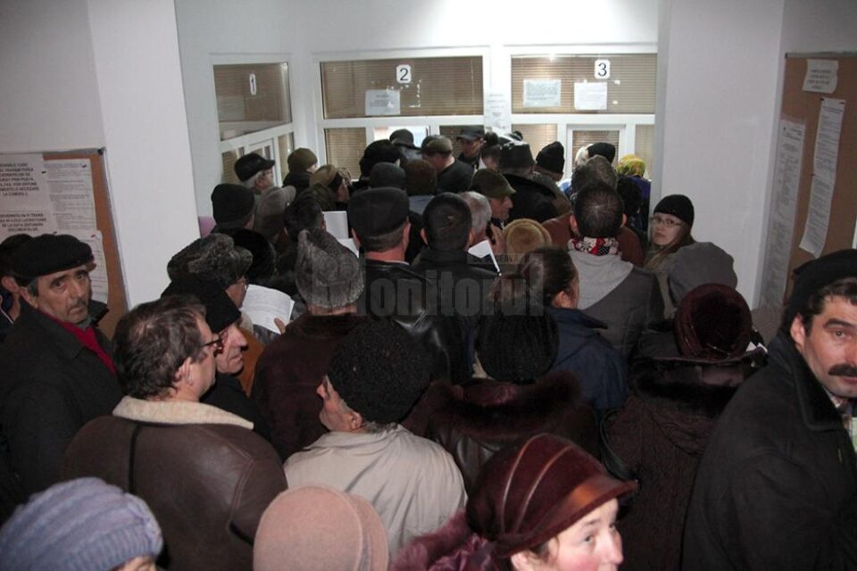 Două sute de persoane s-au îngrămădit ieri în fața ghișeelor pentru a-și scoate adeverințele de asigurat Două sute de persoane s-au îngrămădit ieri în fața ghișeelor pentru a-și scoate adeverințele de asigurat
