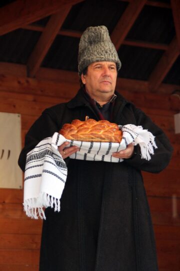 Urători din trei județe au participat la “Festivalul de datini și obiceiuri pe stil vechi” de la Drăgușeni