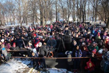 Mulțimea venită să vadă spectacolul de tradiții, în parcul comunei
