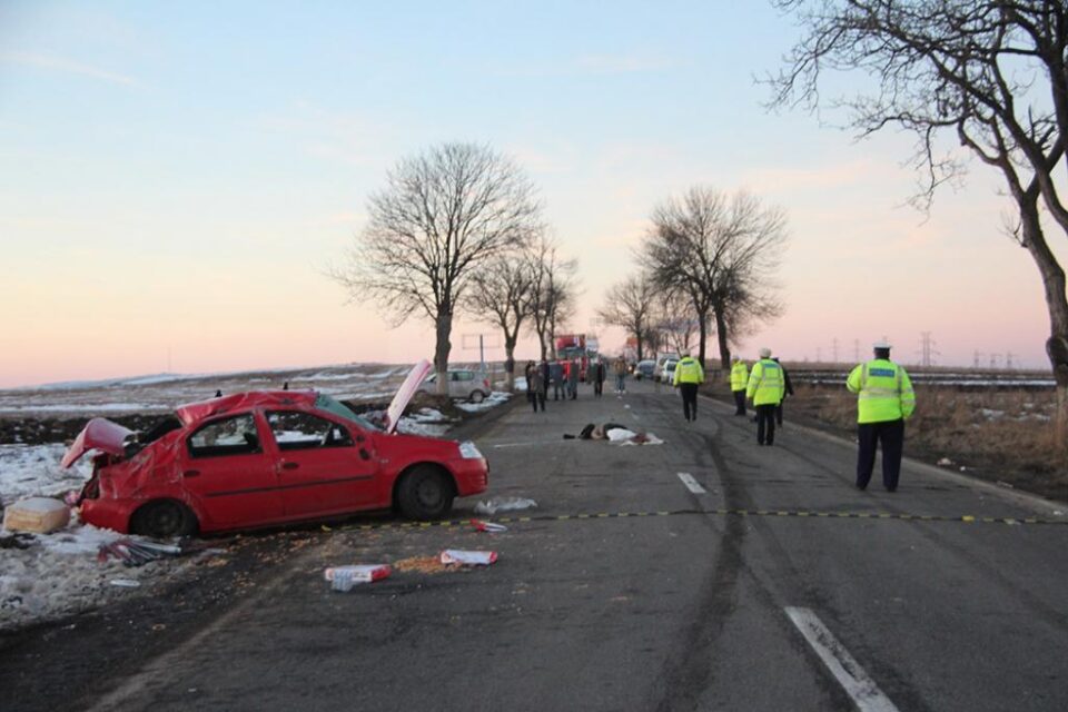 Scene de groază, cu oameni aruncați pe carosabil, după ce un autoturism s-a răsturnat pe E 85
