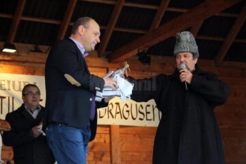 Urători din trei județe au participat la “Festivalul de datini și obiceiuri pe stil vechi” de la Drăgușeni