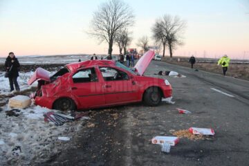 Autoturismul s-a răsturnat de mai multe ori pe carosabil, trei oameni fiind aruncați pe șosea