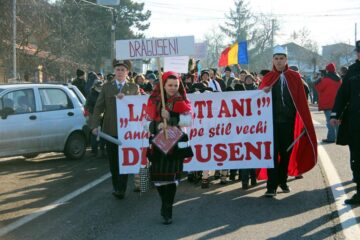 Urători din trei județe au participat la “Festivalul de datini și obiceiuri pe stil vechi” de la Drăgușeni