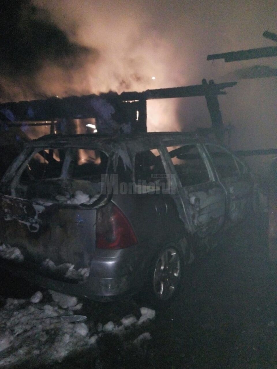 Mașina distrusă în incendiu