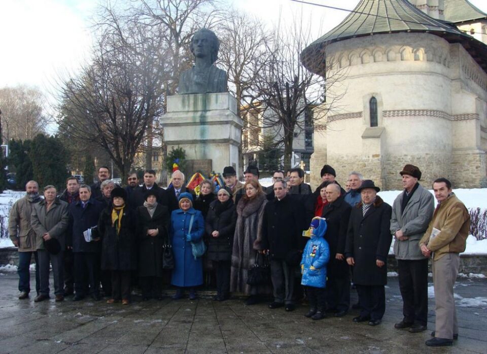 La bustul lui Eminescu din Suceava