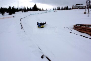 Iubitorii sporturilor de iarnă au la dispoziție și o pistă de tubing