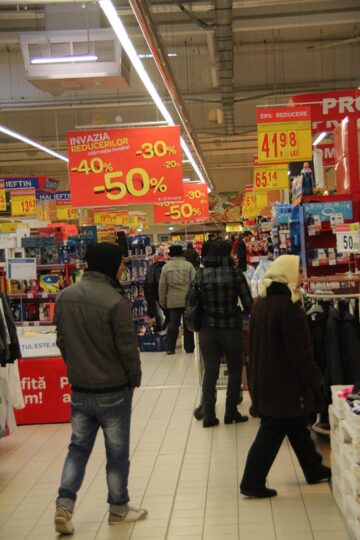 Mii de suceveni au pornit la cumpărături din prima zi a sezonului de reduceri